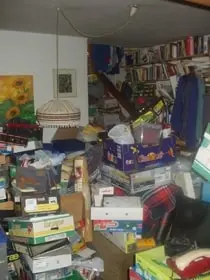 Komplett vollgestelltes Zimmer mit Büchern, Kartons und anderen Sachen